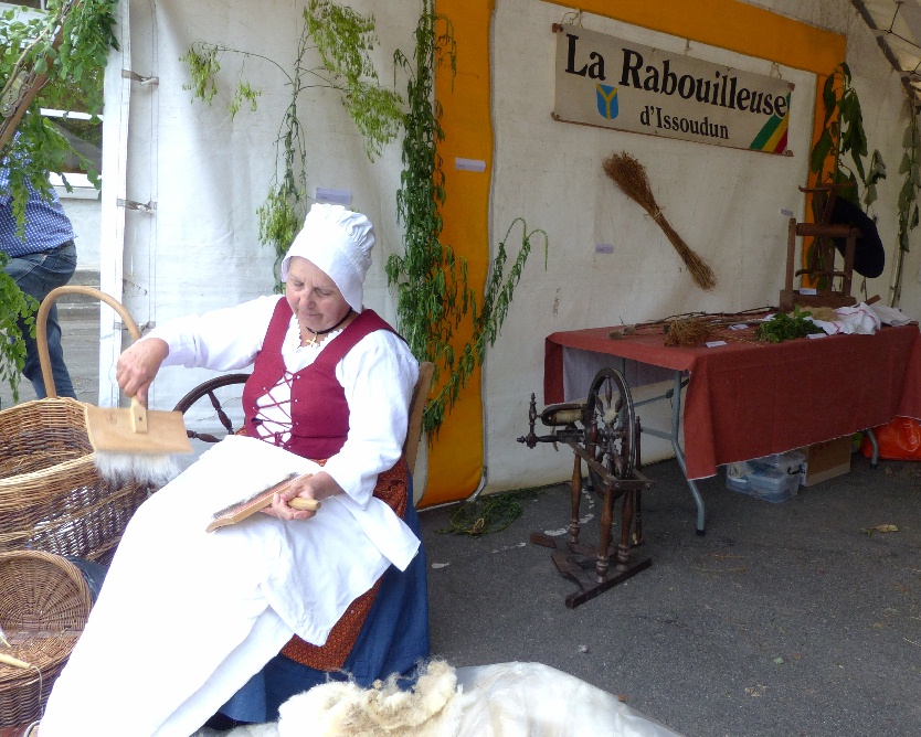 Marie-Annick carde la laine